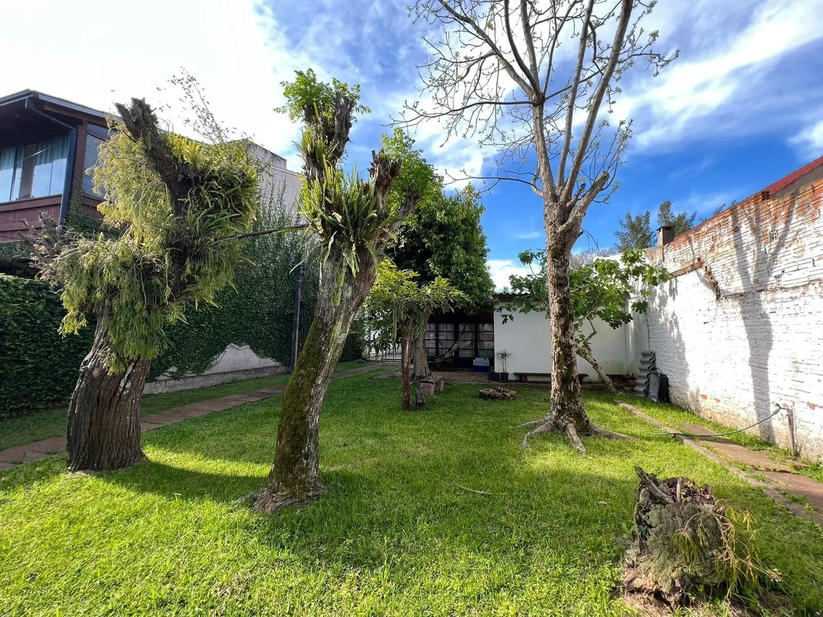 Imagem Terreno medindo 11 X 39,66 com 2 casas de alvenaria