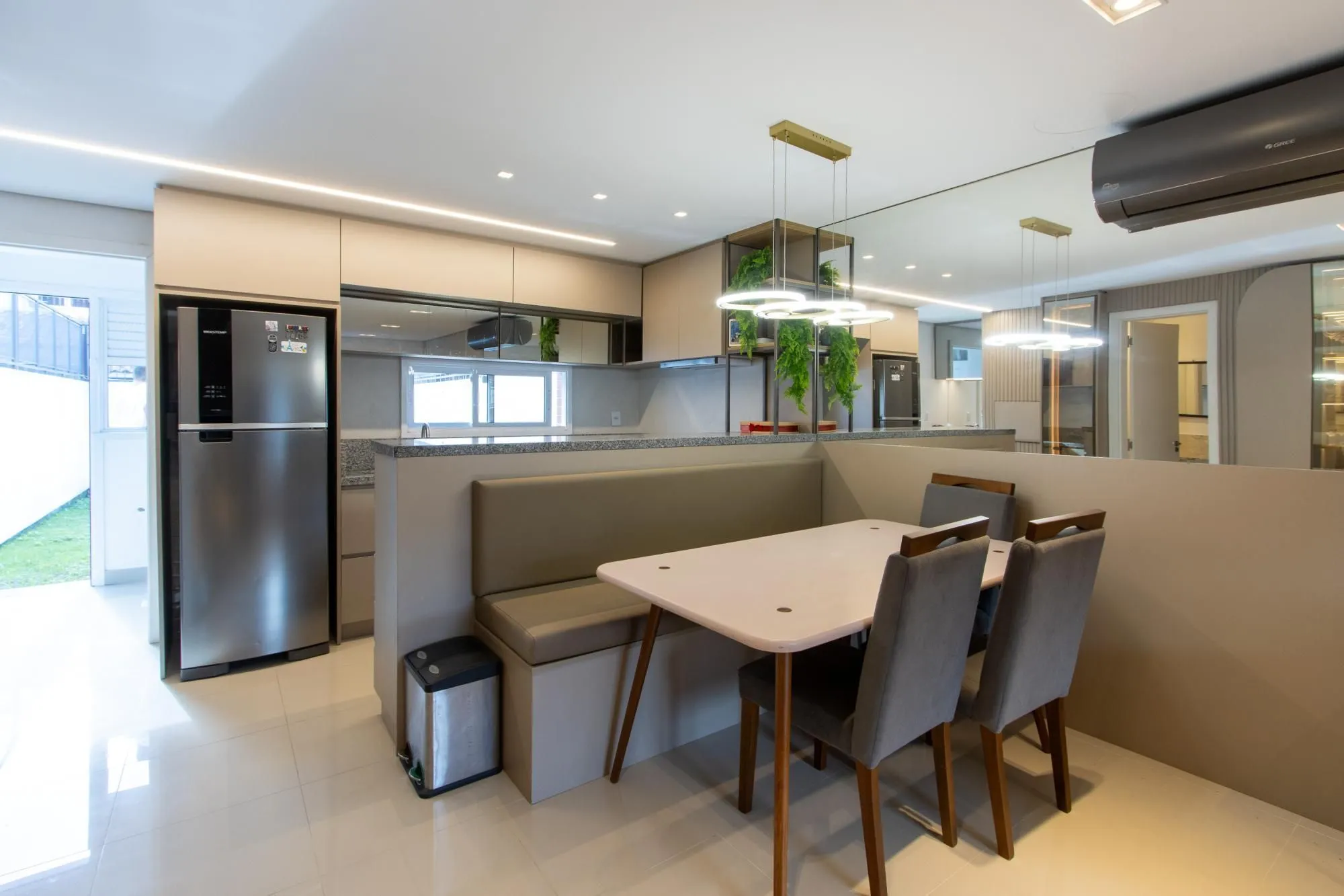 Imagem Sobrado para Venda - 95,16m², 3 dormitórios, sendo 1 suites, 2 vagas - Hípica