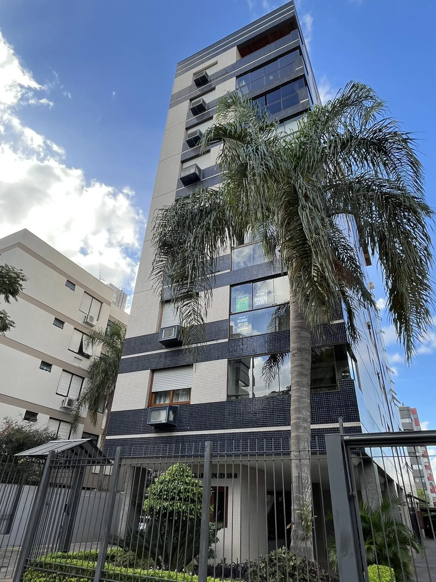 Imagem Apartamento de 3 quartos, suíte e 2 vagas de garagem no bairro Santana em POA