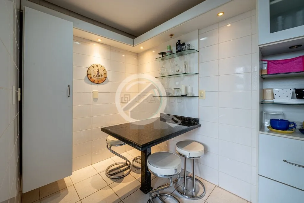 Imagem MUITO SOL E LINDA VISTA! Este amplo apartamento destaca-se por um espaçoso living que abraça três...