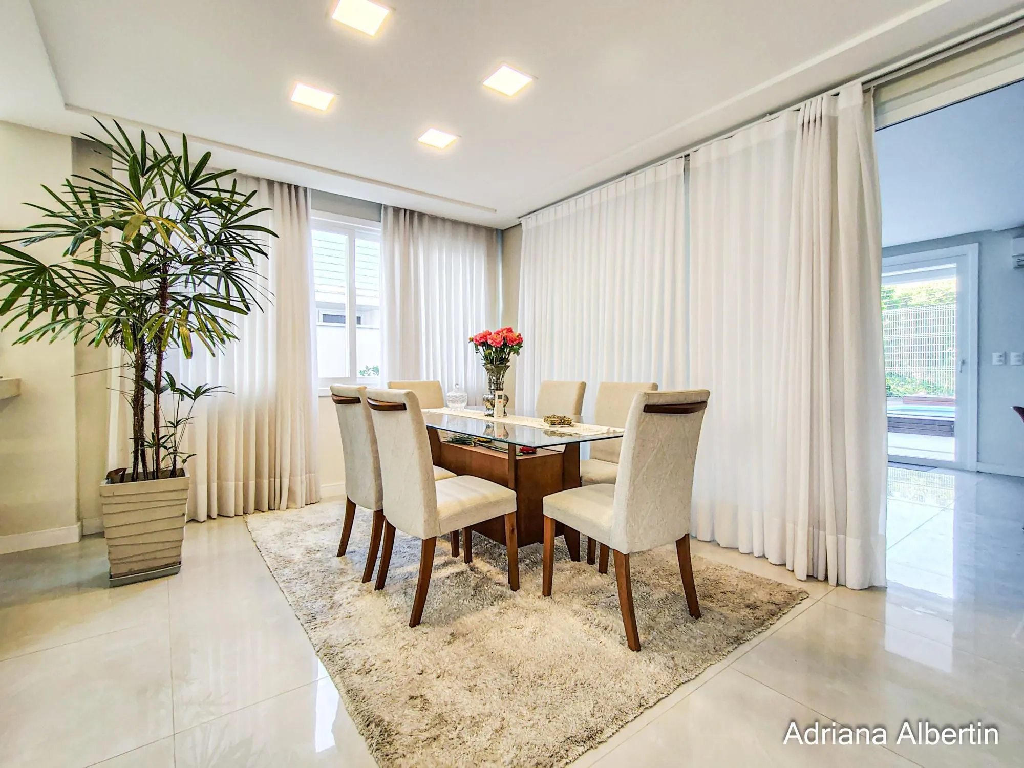 Imagem ALPHAVILLE PORTO ALEGRE | CASA COM FUNDOS PARA APP E ÁREA EXTERNA COMPLETA