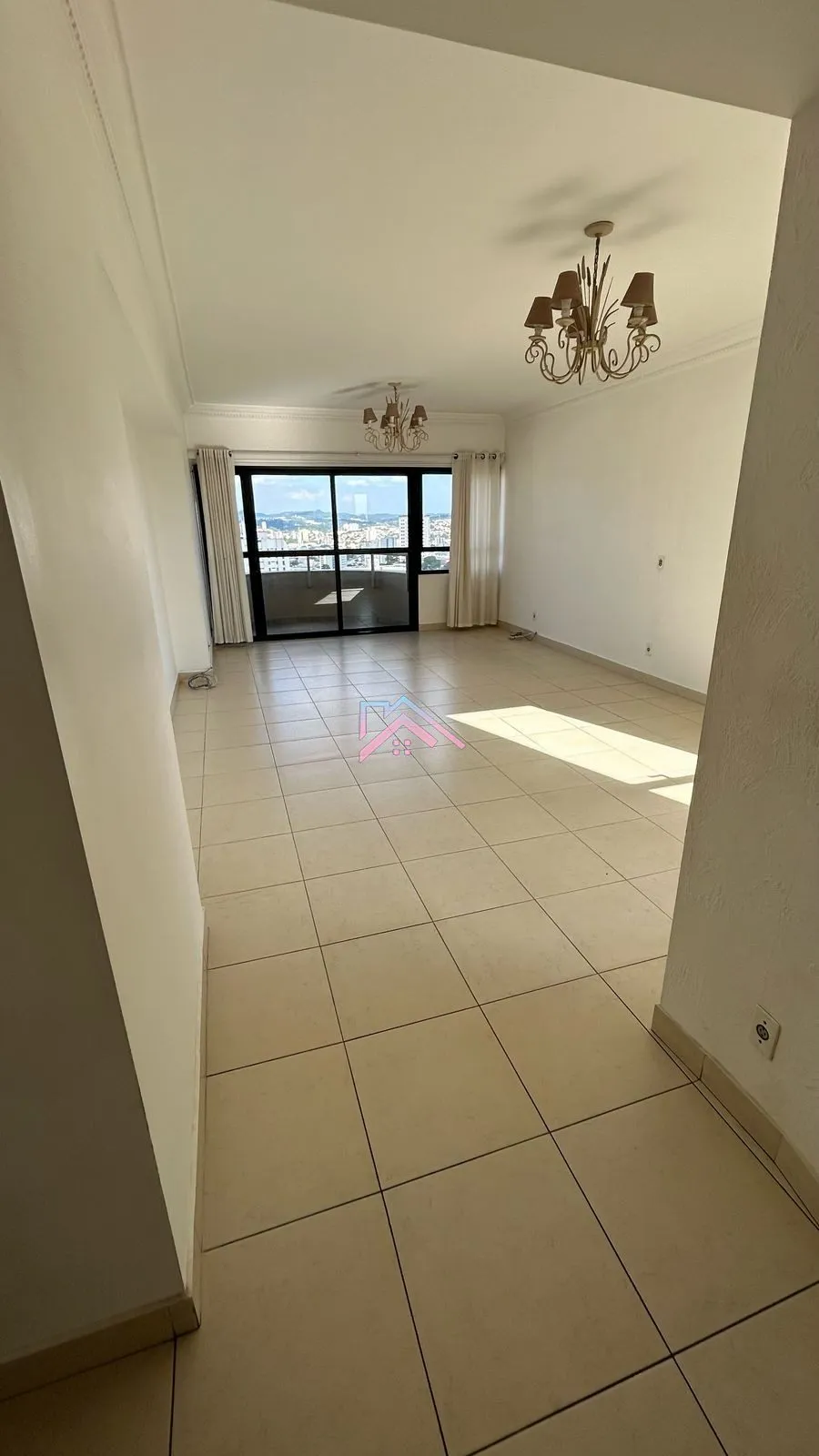 Imagem Apartamento à venda Edifício BBC - área útil 156 m2 com 3 dormitórios sendo 1 suíte / 2 vagas / Cent