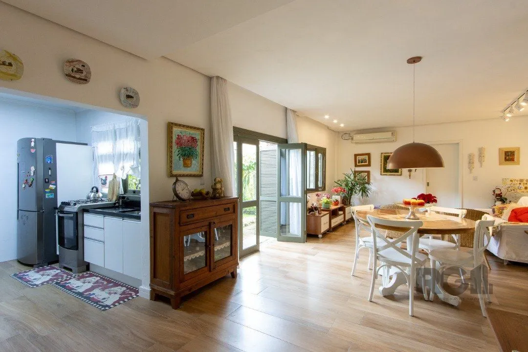 Imagem Casa térrea, 3 quartos, edícula, com 2 suites, pátio - Bairro Guarujá