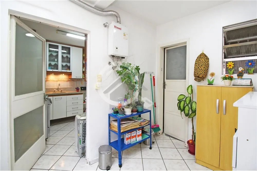 Imagem Venha conhecer este incrível apartamento semimobiliado, arejado e com ventilação natural! São tr...