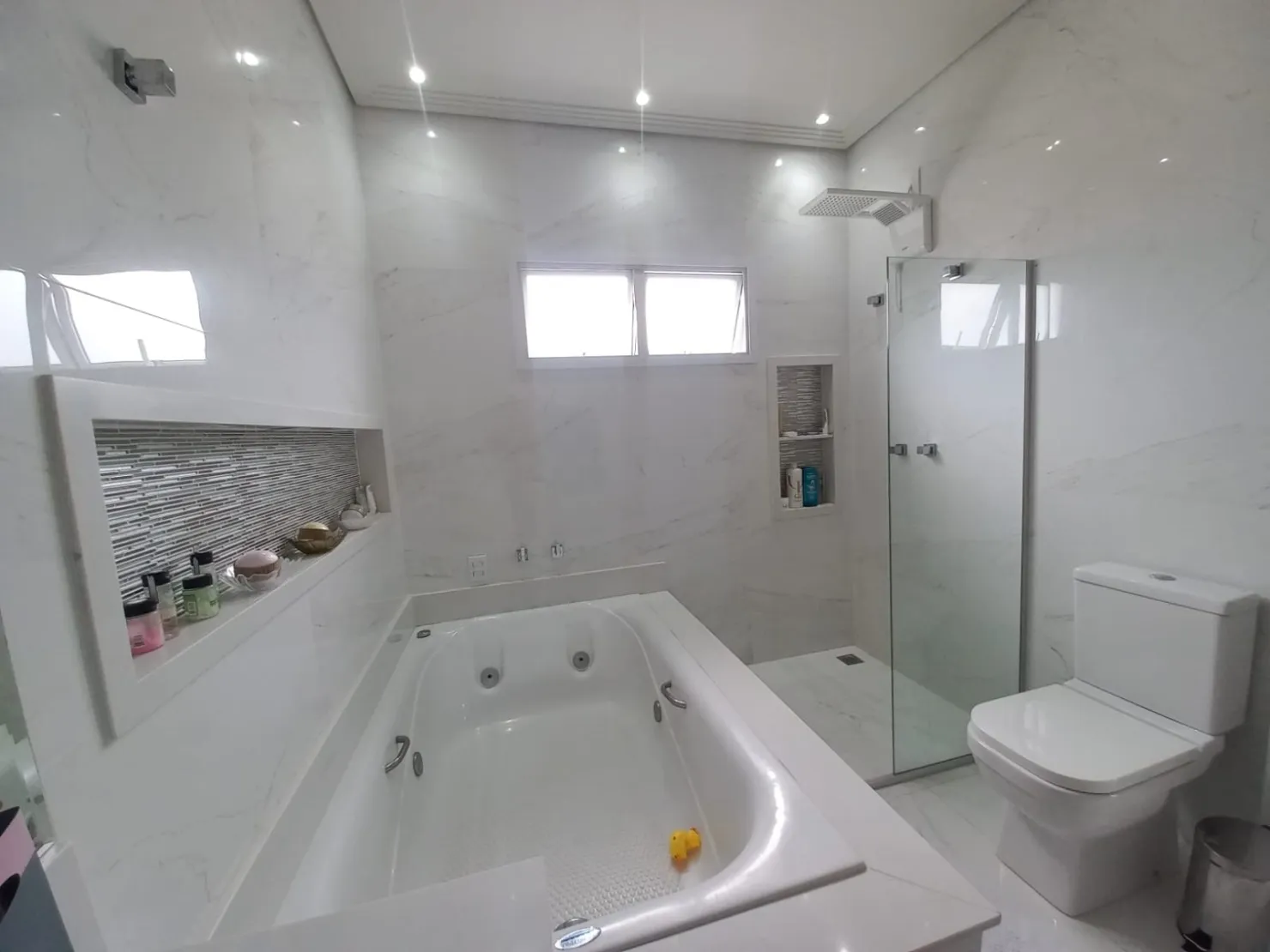 Imagem Casa Alto Padrão à venda com 3 suítes, piscina e muito conforto, Alto do Cardoso, Pindamonhangaba, SP