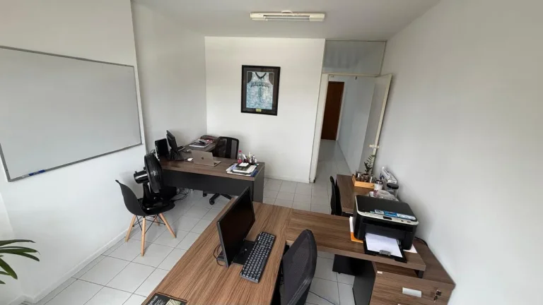 Imagem OBS ESTA SALA SERÁ VENDIDA PORTEIRA FECHADA COM AS SEGUINTE MOBÍLIAS: 1 AR CONDICIONADO, 1 MESA REDONDA COM 4 CADEIRAS, 2 MESAS EM L COM 1 CADEIRA CADA, 1 MESA DE CAFÉ, 1 ARMÁRIO PARA DOCUMENTOS E 1 ARMÉRIO DE COZINHA.