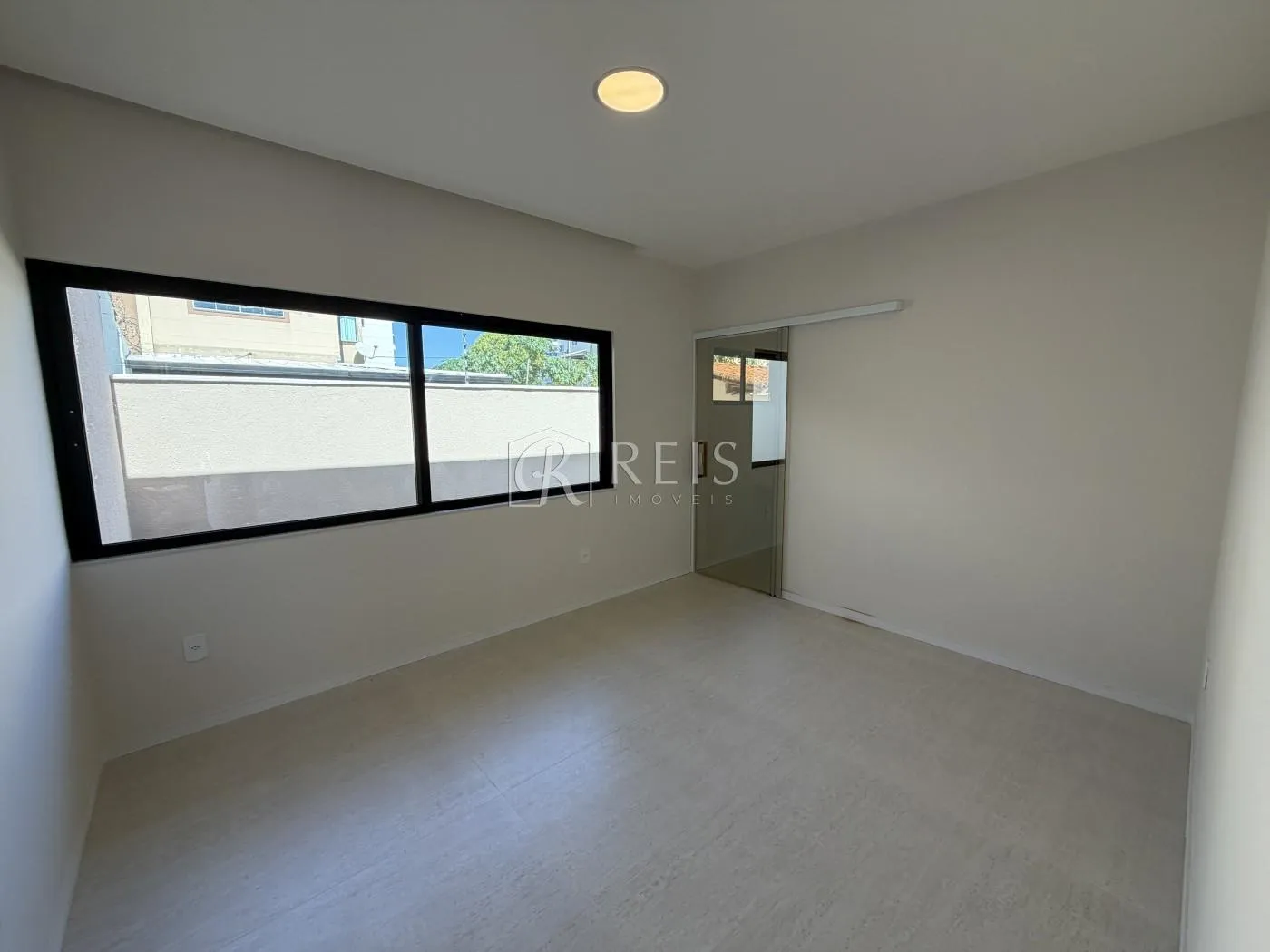 Imagem Casa para Venda em Rio das Ostras, Ouro Verde, 3 dormitórios, 1 suíte, 3 banheiros, 2 vagas