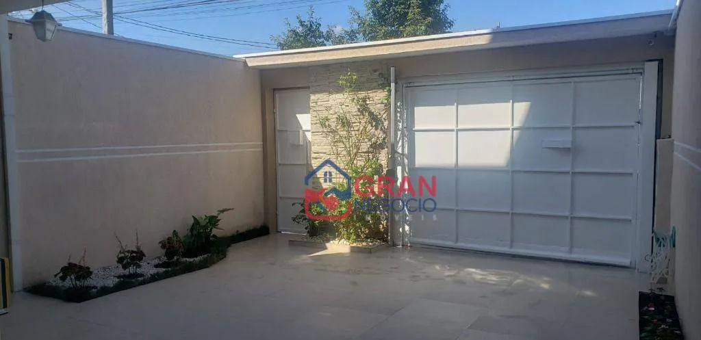 Imagem Sobrado Triplex com 3 quartos em São José dos Pinhais