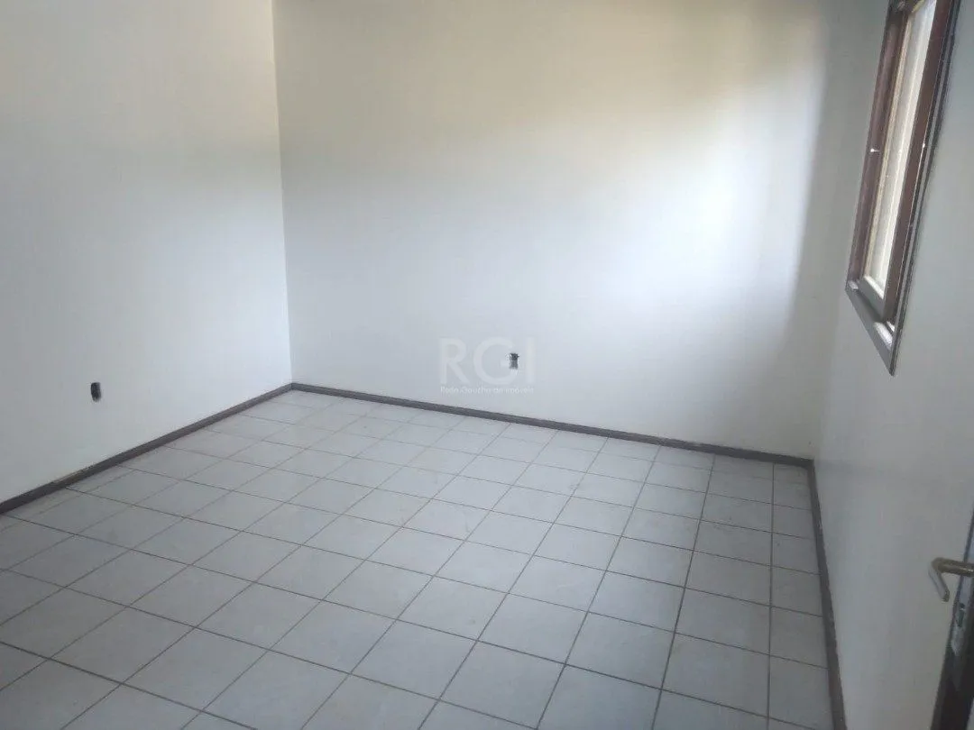 Imagem Casa para Venda com 2 dormitórios e 3 vagas no bairro Belém Novo