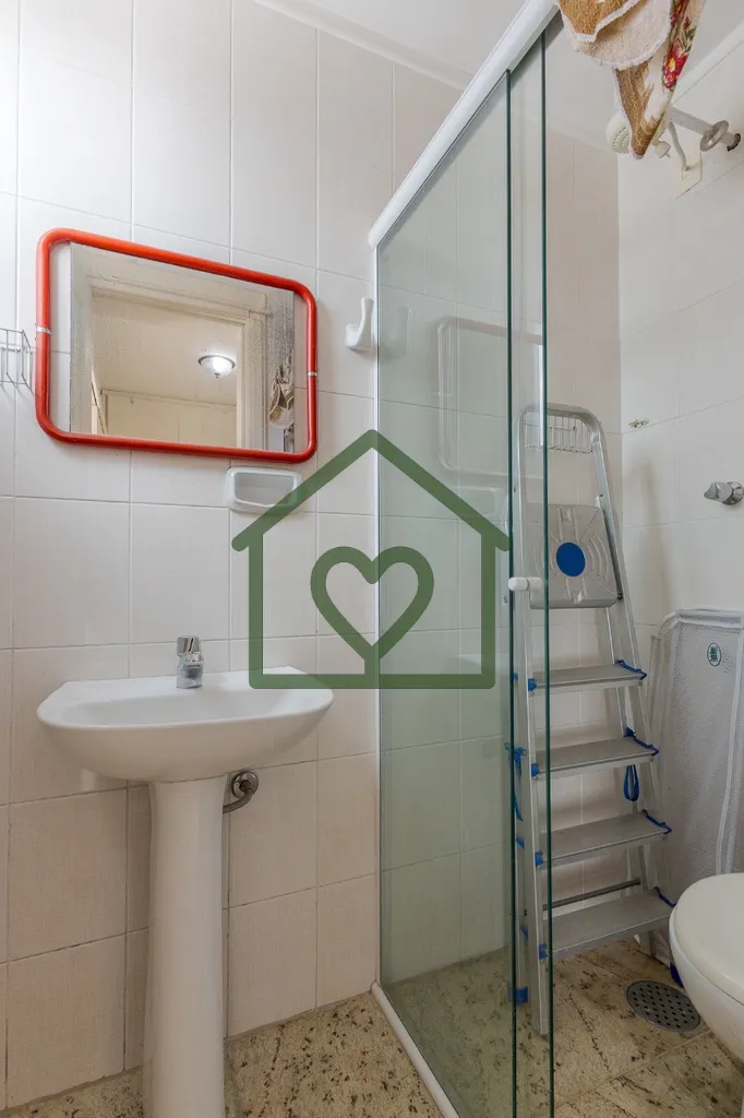 Imagem Apartamento desocupado em prédio de alto padrão no Petrópolis. 
 
Hall de entrada com lavabo. Sal...