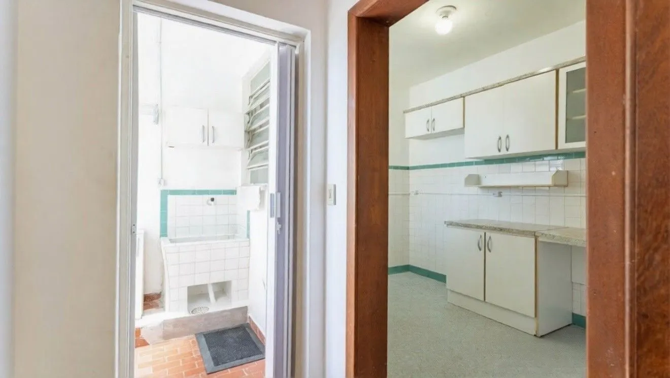 Imagem Apartamento de 1 quarto à venda no Edifício Britânia na Avenida Independência em Porto Alegre - 45,24 m² Privativos e Portaria 24h
