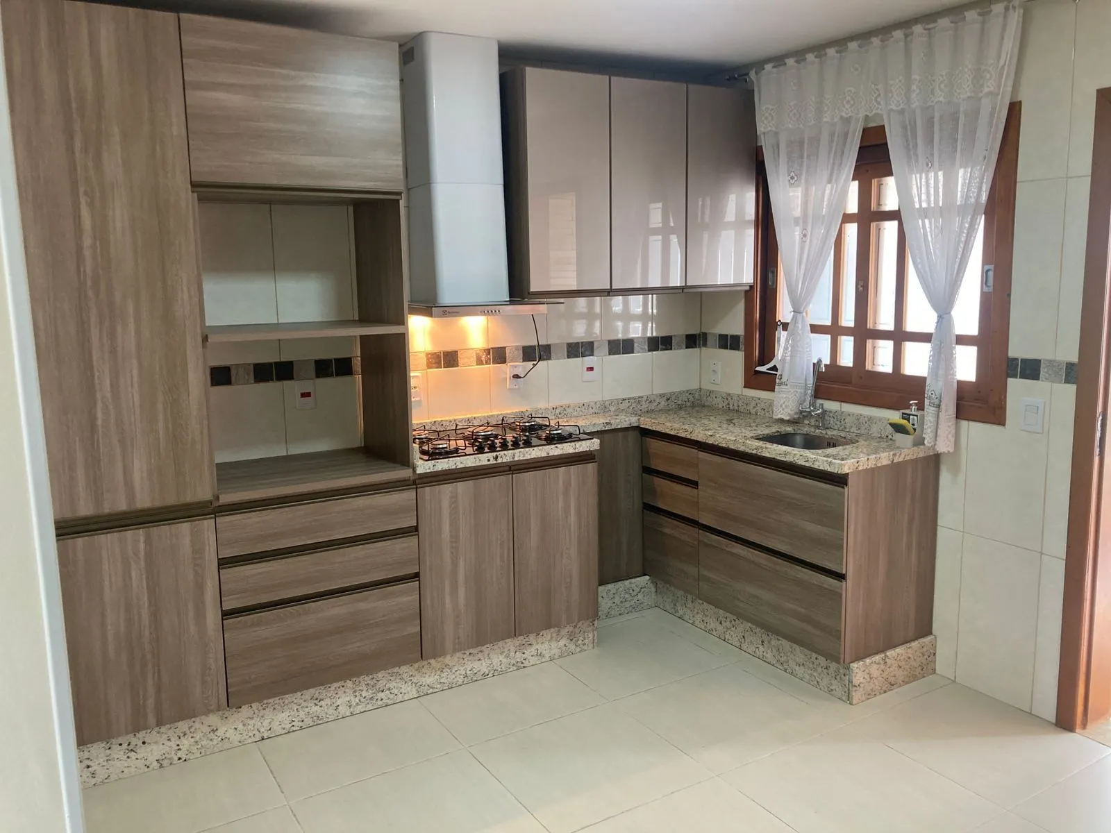 Imagem Casa de 3 Pavimentos no Bairro Aberta dos Morros