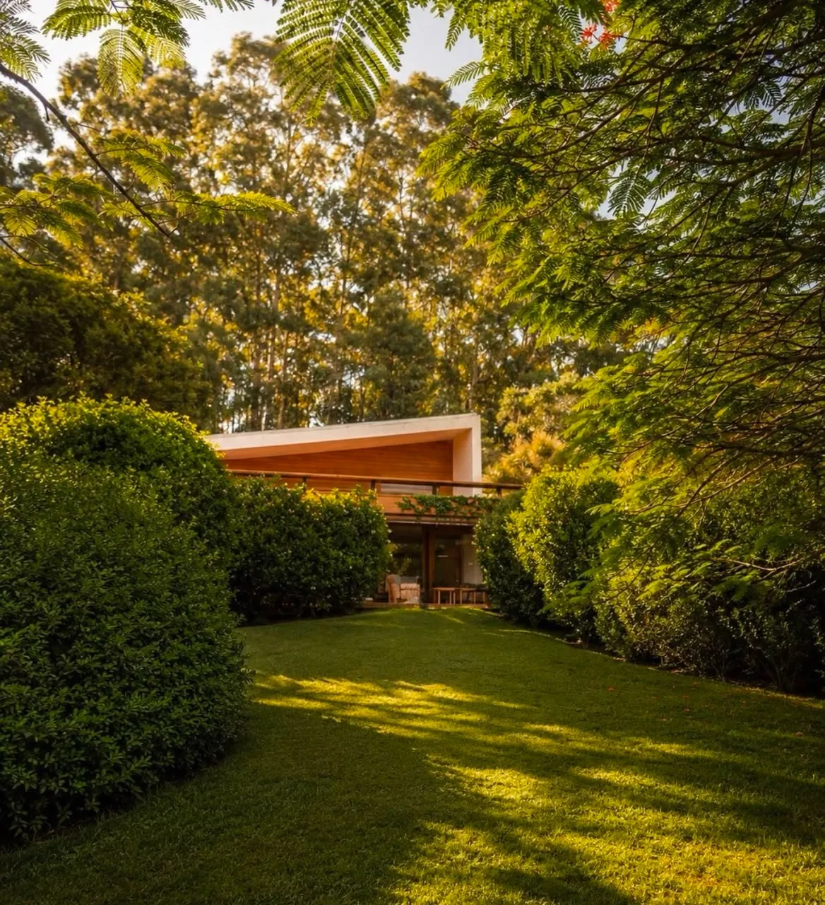 Imagem Casa de luxo à venda na Fazenda Boa Vista, Vila Fasano, com 464 m², 3 suítes, projeto de Isay Weinfeld e jardim privativo