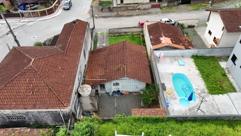 Imagem Casa de madeira muito bem localizada entre os bairros Iririú e saguaçu!