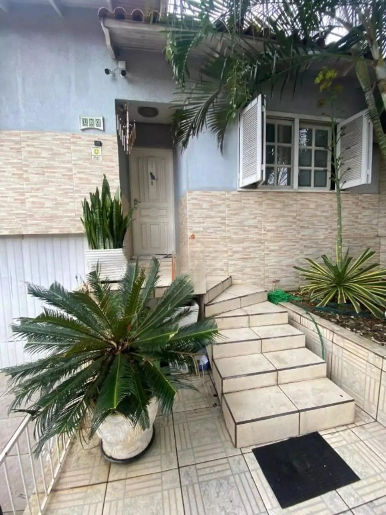 Imagem Casa com Duas Residências e Pátio Amplo no Bairro Tranquilo