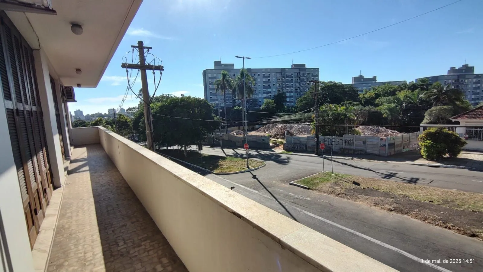 Imagem Apartamento de 4 dormitórios, 2 suítes, sacada, living para 2 ambientes bem amplo.