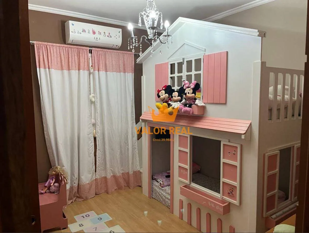 Imagem Casa de noivos em rua tranquila e com segurança. AT 394 m2, 3 Dorm, 2 Suites, Salão de Festas, R$ 790.500