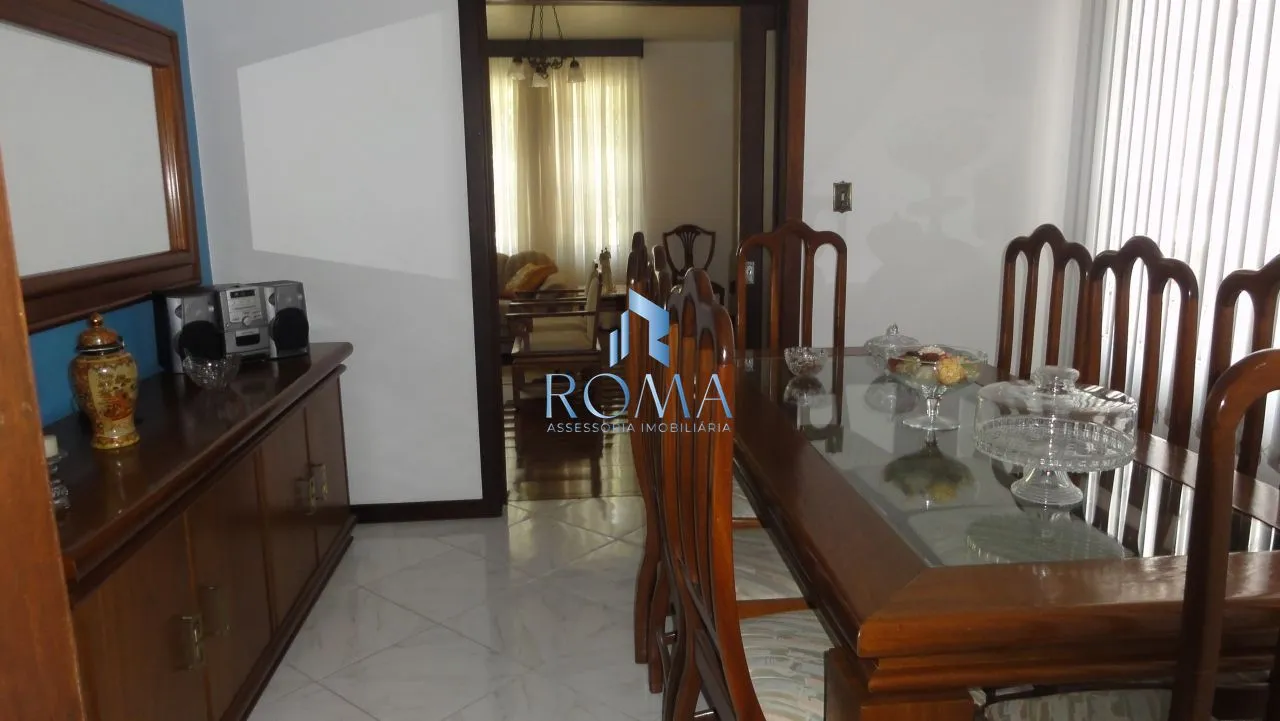 Imagem Casa à Venda no Centro de Santa Maria com 5 Dormitórios, Piscina e Salão de Fest