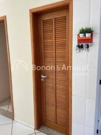 Imagem .Casa conta com sala de estar; sala de jantar com cozinha integrada; despensa; área de serviço; um...