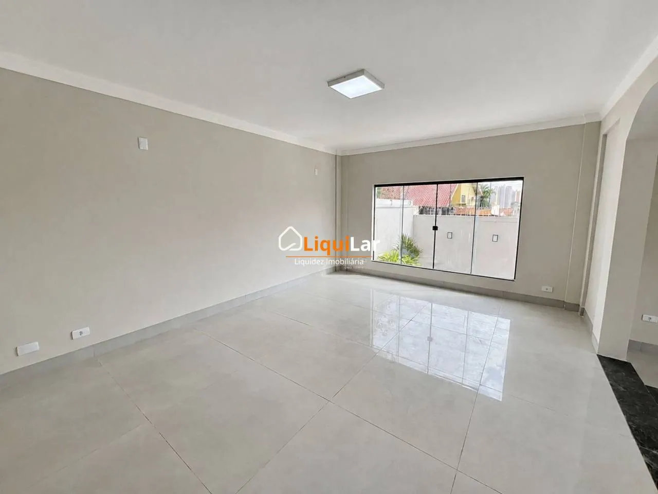 Imagem Sobrado com Aptidão Comercial na Vila Rosa Pires | 4 Quartos, Suíte e Localização Estratégica