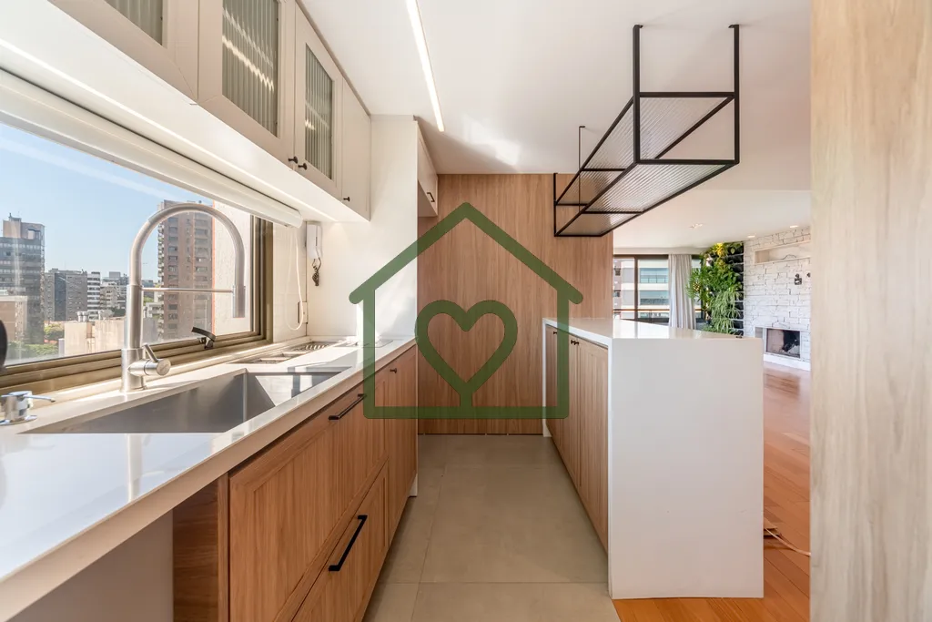 Imagem A Bridge Imóveis vende apartamento de 145 m², em andar alto, com 3 suítes, living para três ambi...