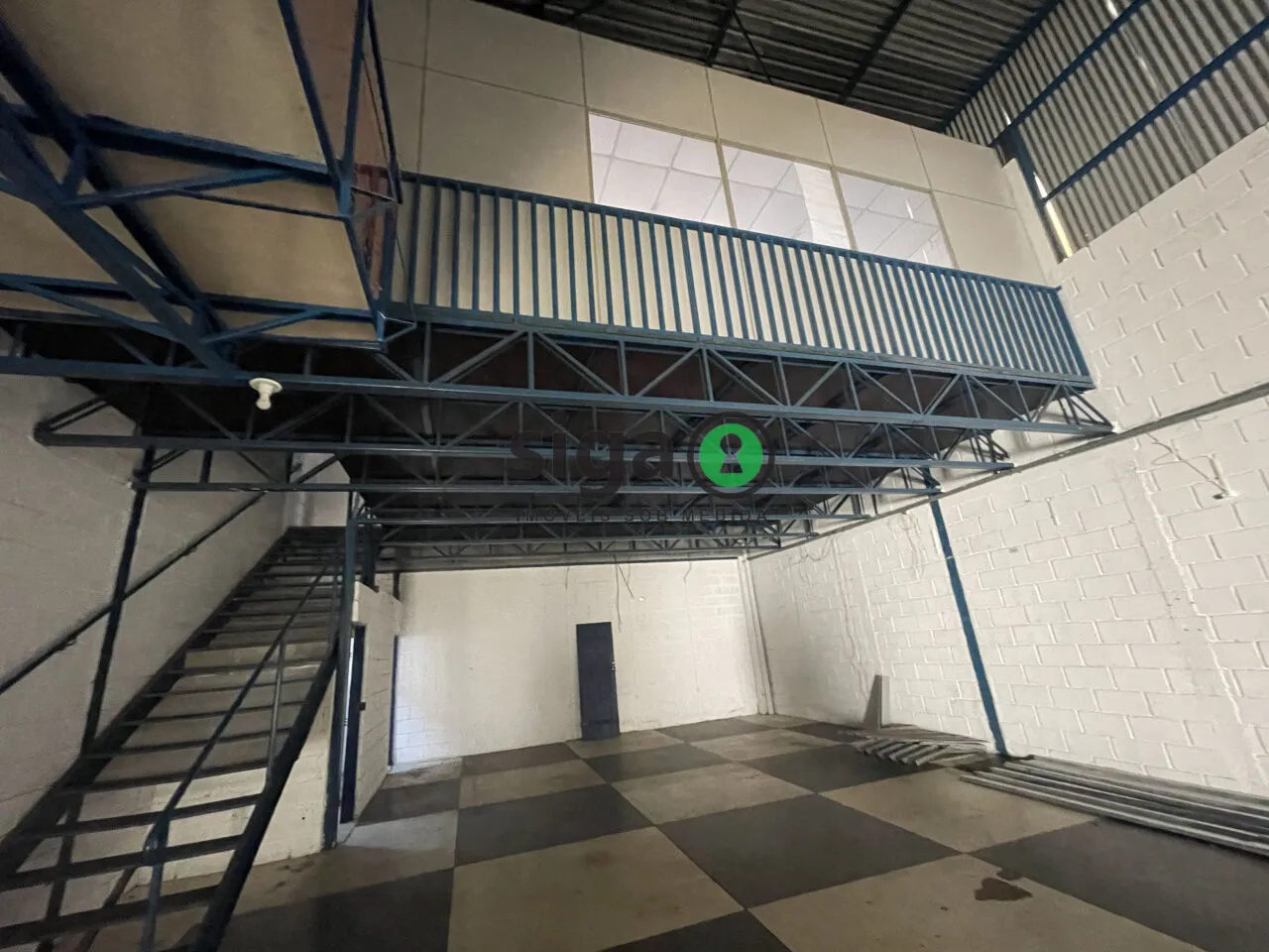 Imagem Galpão Industrial à Venda - 450 m² de Área Construída - ZC - Zona Comercial - ZEUP