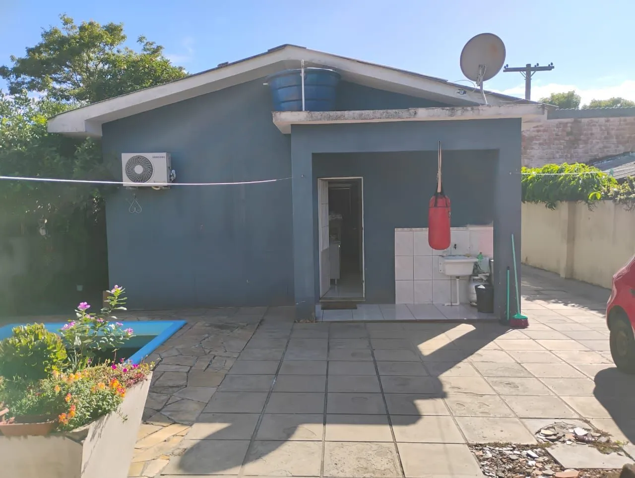Imagem Casa térrea 3 dormitórios, 2 vagas cobertas as demais descobertas bairro cristal