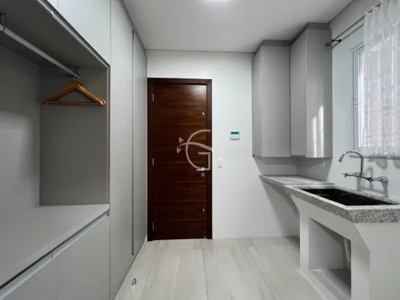Imagem Essa casa de alto padrão é linda e encantadora.