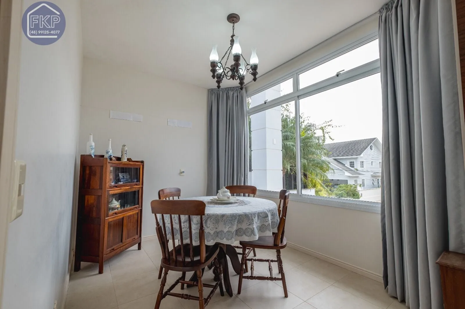Imagem Casa com 5 dormitórios e 4 vagas!