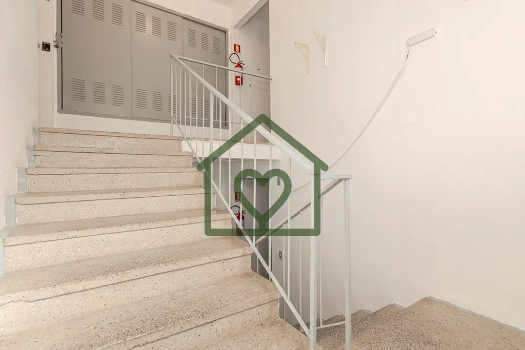 Imagem Descubra o seu novo lar em Porto Alegre! Este apartamento à venda, situado na Rua Orfanotrófio, bl...