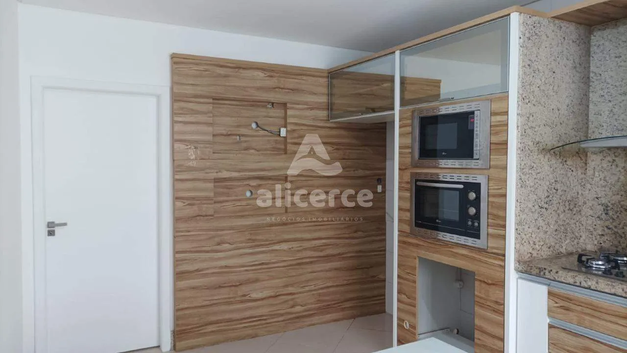 Imagem Casa para aluguel com 3 quartos, 1 suíte, sacada e garagem no Estreito. A uma quadra da Beira-Mar Continental.