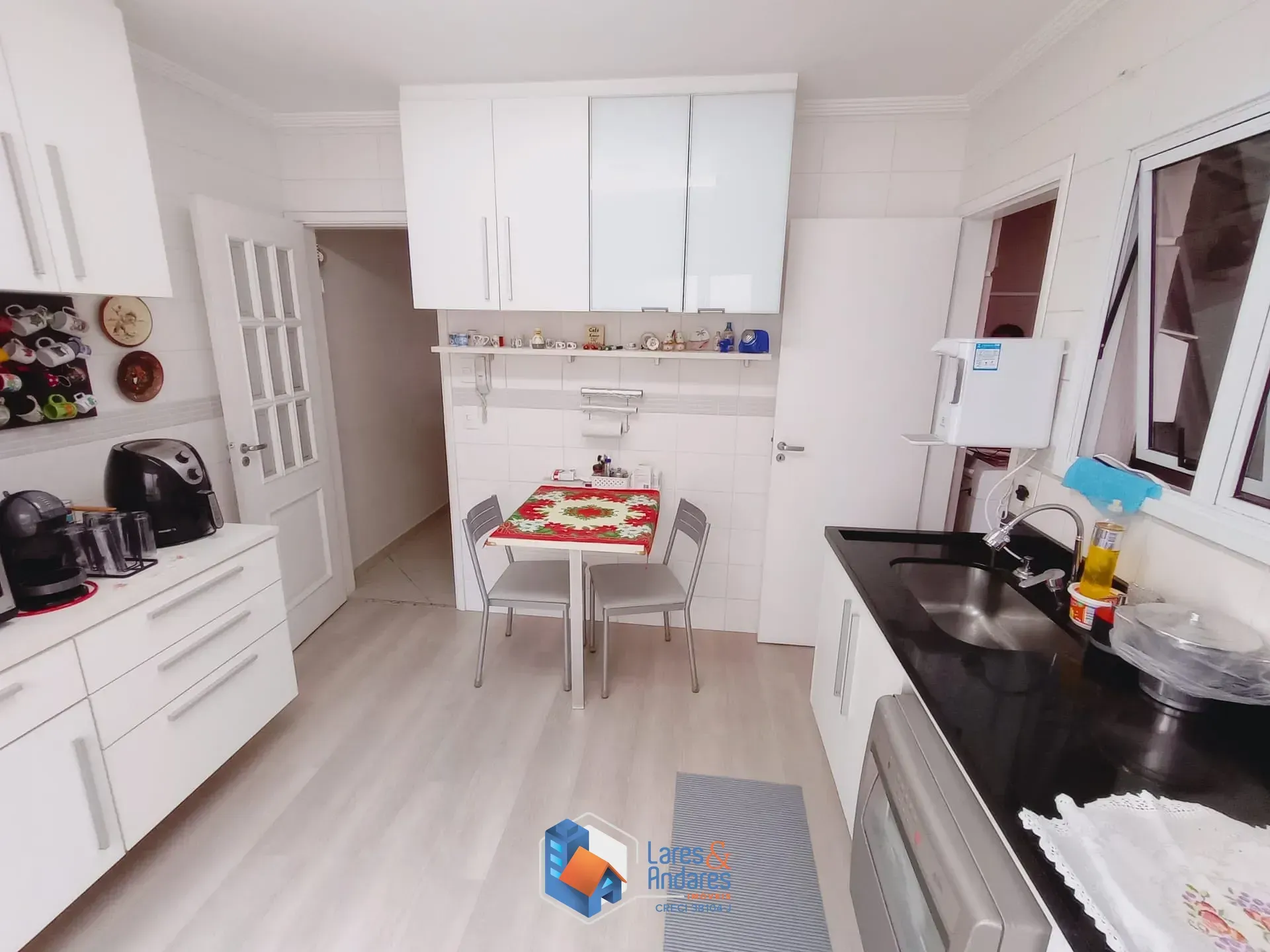 Imagem SOBRADO EM COND. COM 180M² COM 3 DORMS SENDO 1 SUÍTE, AMPLO ESPAÇO COM CHURRASQUEIRA, PLANEJADO NA COZINHA E SUÍTE, 2 VAGAS - SANTA TERESINHA