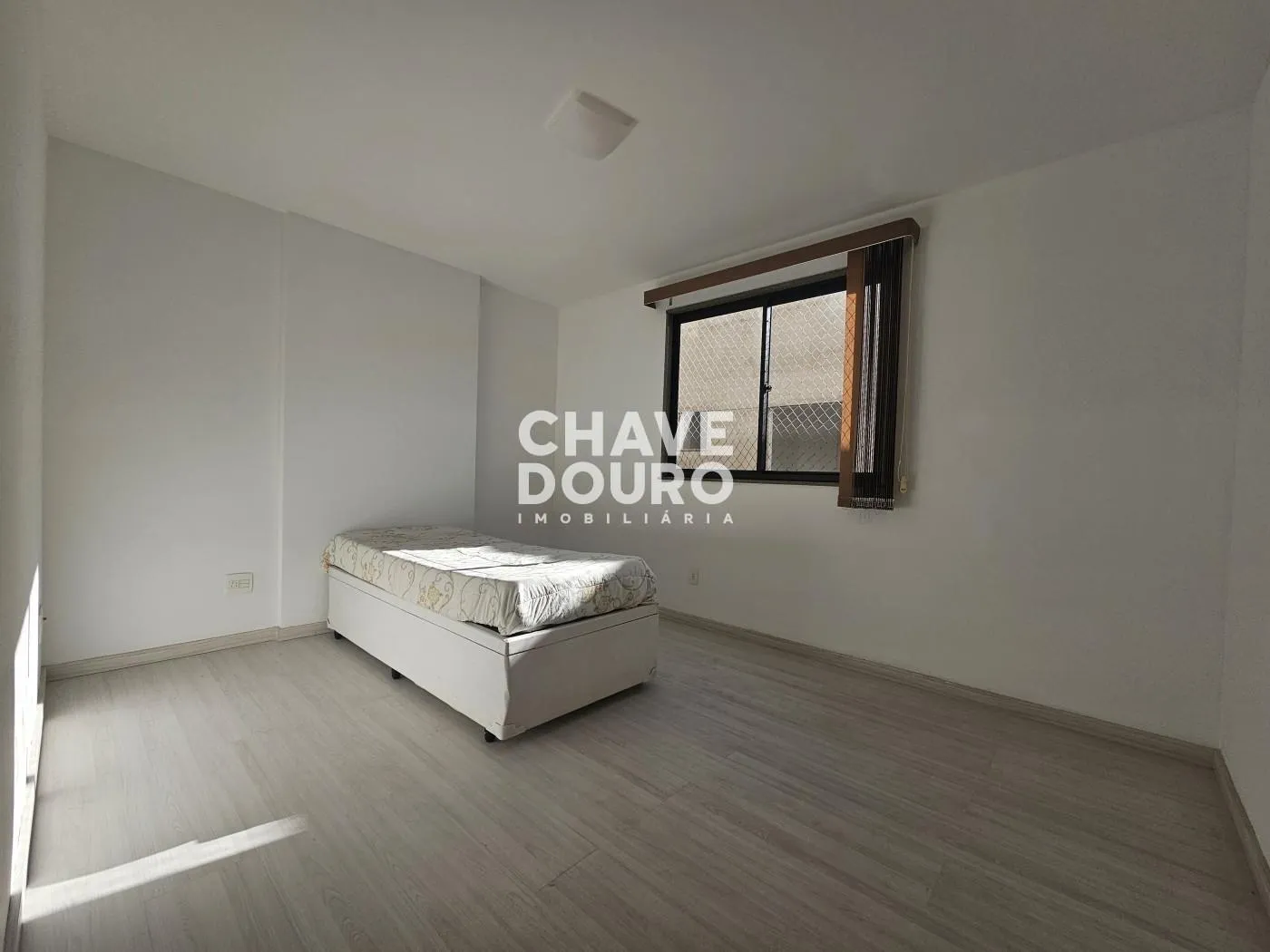 Imagem Apartamento de 2 Quartos (sendo 1 suíte com varanda) + Dependência e 1 Vaga