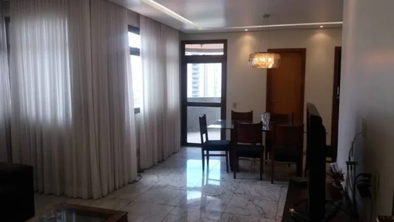 Apartamento com sala para 02 ambientes.