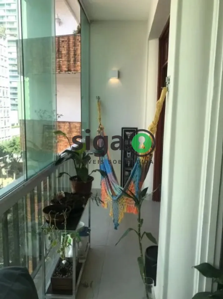 Imagem Apartamento Reformado com 2 Dormitórios, Varanda e Vaga na Bela Vista