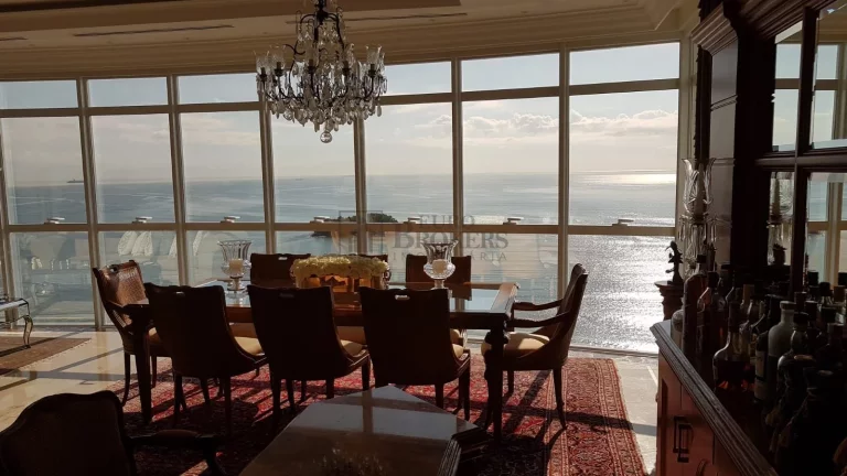 Imagem Apartamento alto padrão frente mar em Balneário Camboriú.