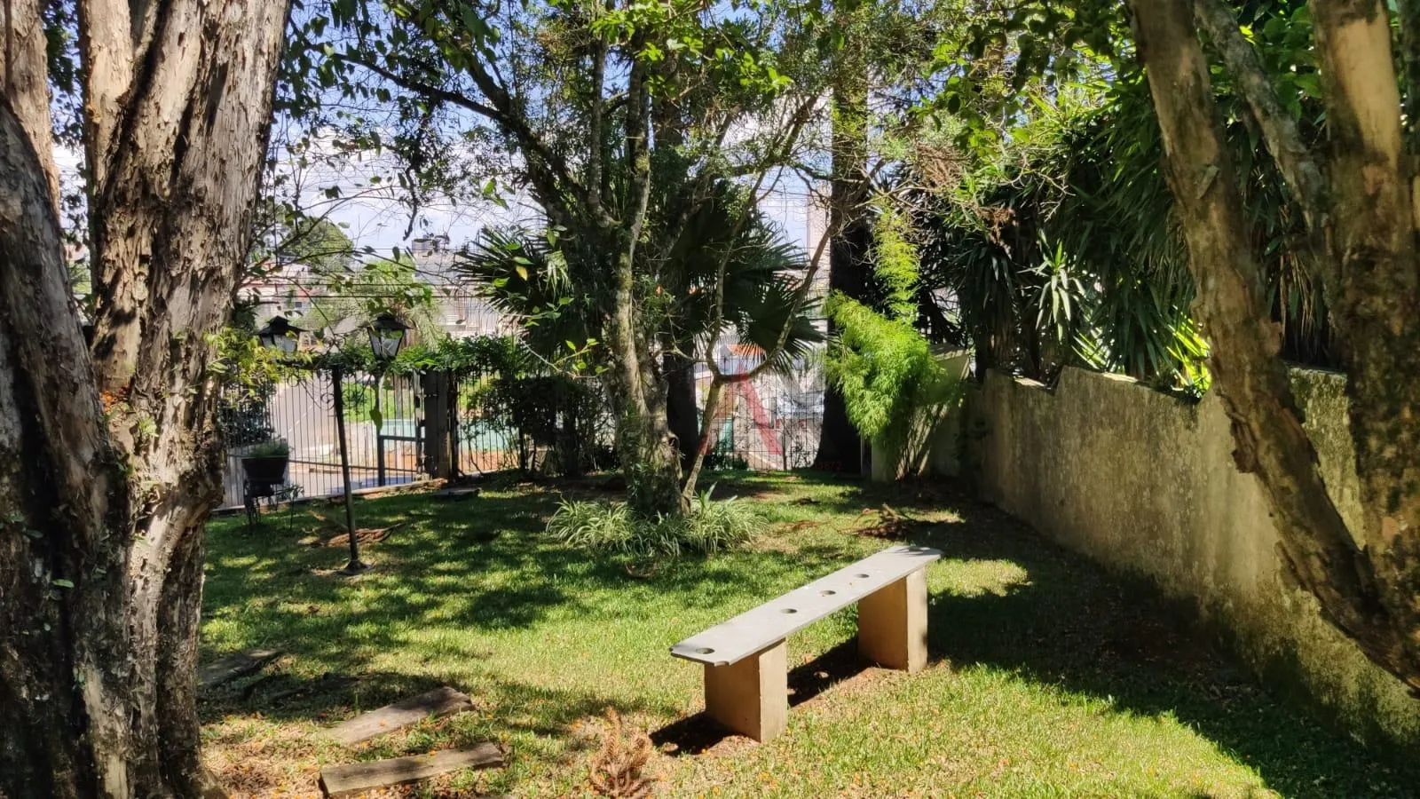 Imagem Casa à venda com ótimo terreno de 2.500m próximo ao Parque Trianon