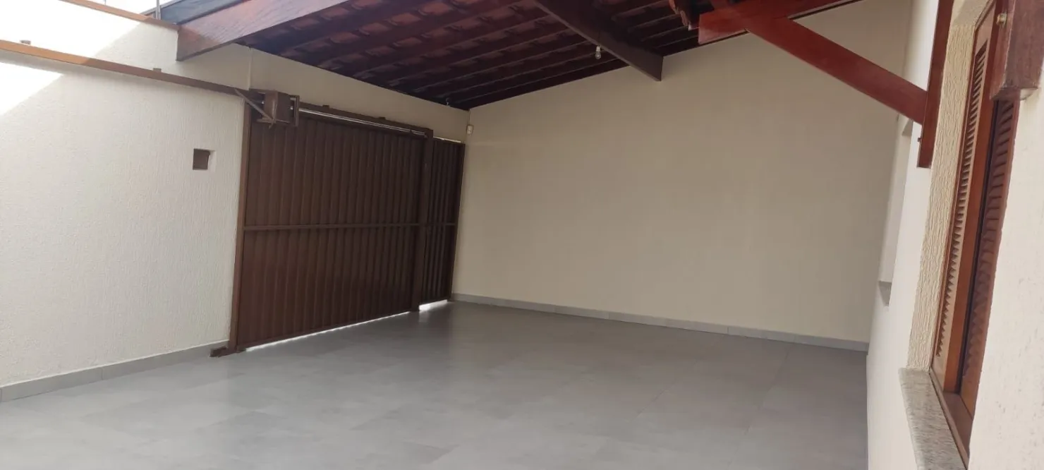 Imagem Casa Estilo Clássico com 3 Quartos, Piscina, Área Gourmet, 4 Vagas e Excelente Localização Próxima ao Centro