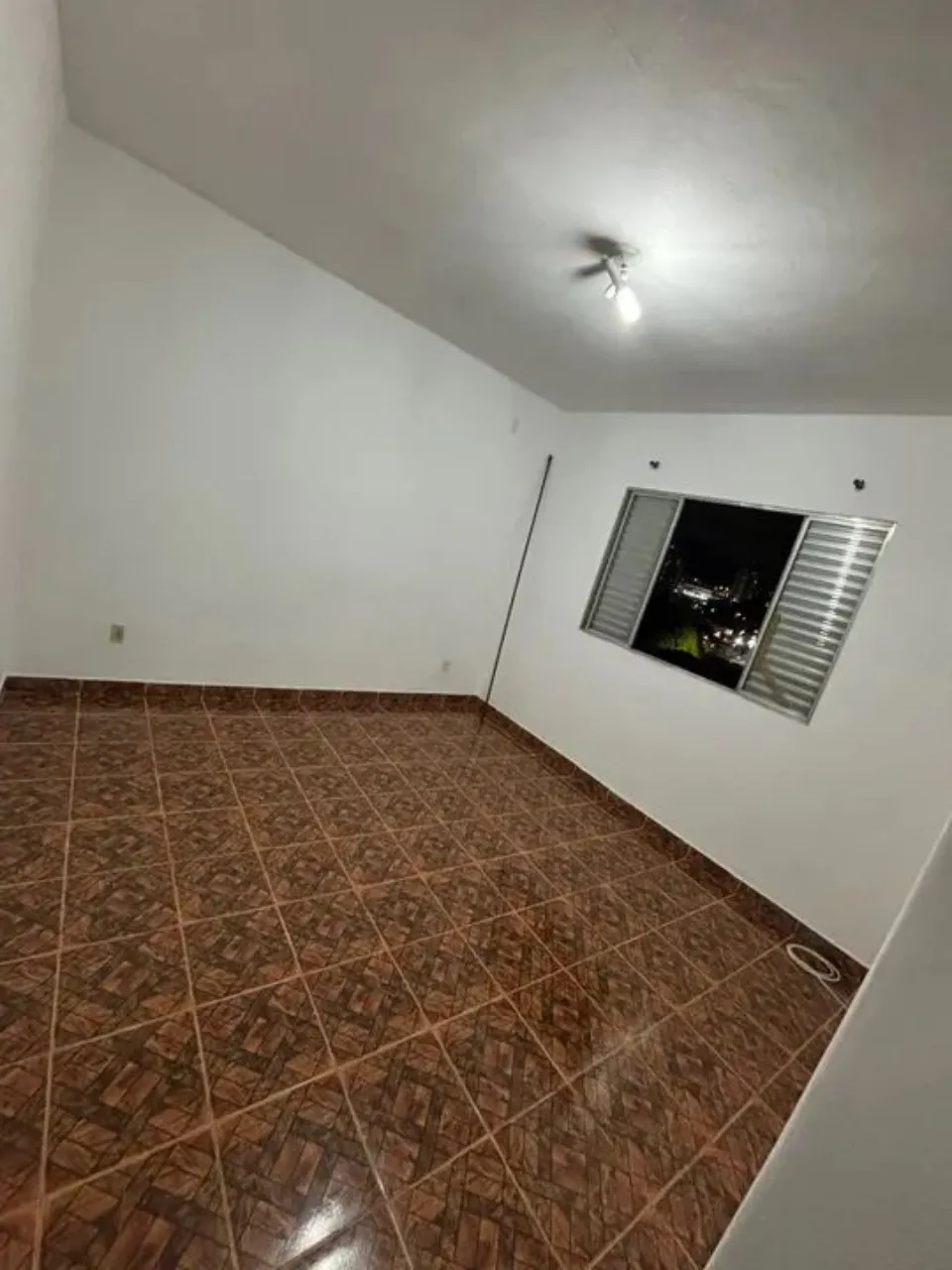 Imagem Casa comercial para locação em Sorocaba-SP na Vila Trujillo: 3 quartos, 1 suíte, 1 sala, 2 banheiros, 138m² de área.