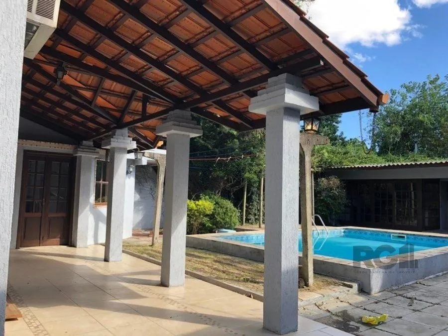 Imagem Casa de 365m² - 4 dormitórios sendo 3 suítes e 5 vagas de garagem no bairro Partenon