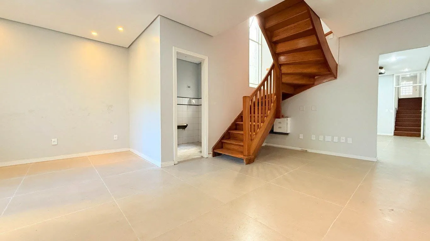 Imagem CASA 230m² 5 QUARTOS/SALAS, 3 VAGAS DE GARAGEM - USO RESIDENCIAL OU COMERCIAL