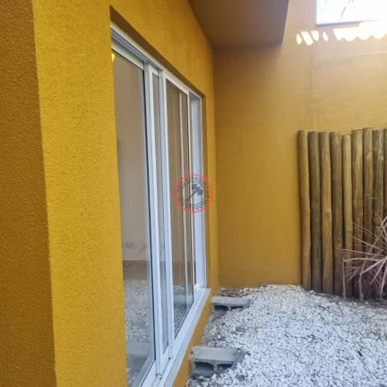 Imagem Sobrado com 2 suites, sala cozinha,2 vagas, area independente em condominio, 2 quadras da praia