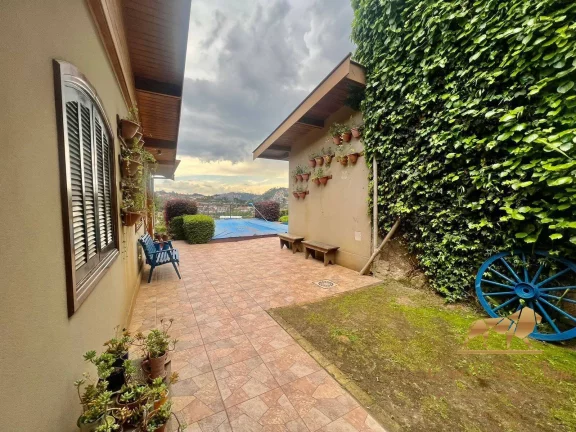 Imagem Linda casa a venda, com vista para centro de Campos do Jordão.