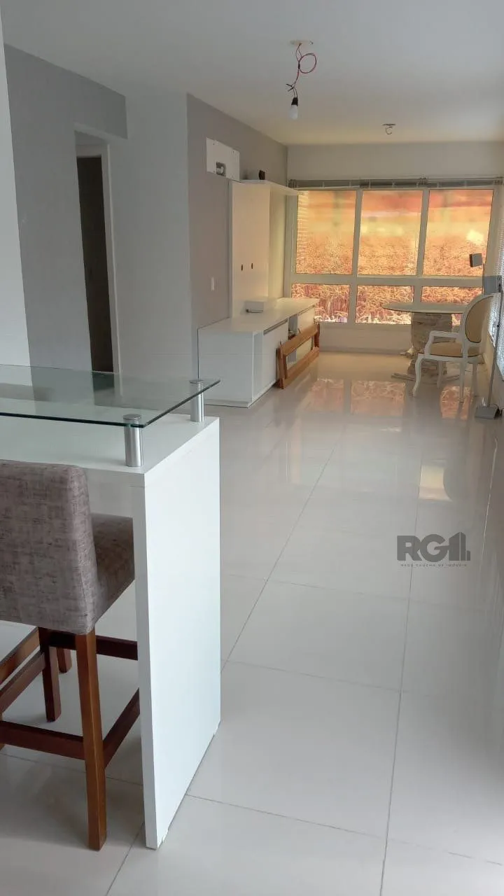 Imagem Apartamento com TERRAÇO, localizado num dos mais sofisticados bairros de Porto Alegre, bairro Rio Branco. Apartamento totalmente mobiliado.