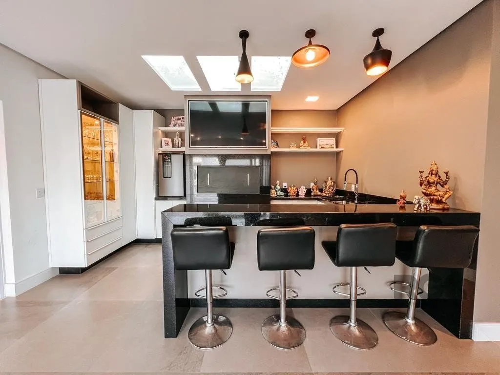 Imagem Excelente residência com aproximadamente 242m² privativos,