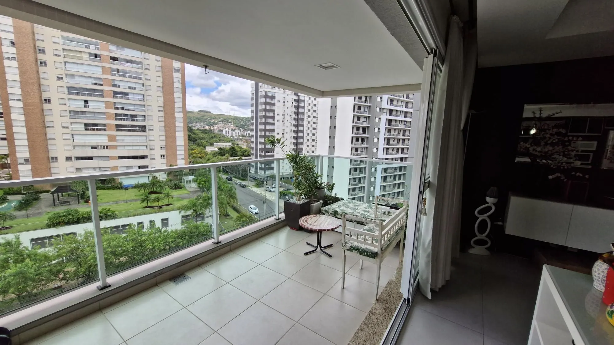 Imagem Apartamento mobiliado no Central Parque, 3 dormitorios sendo 1 suíte, banheiro social, lavabo, 114,00m² área privativa, 2 garagens