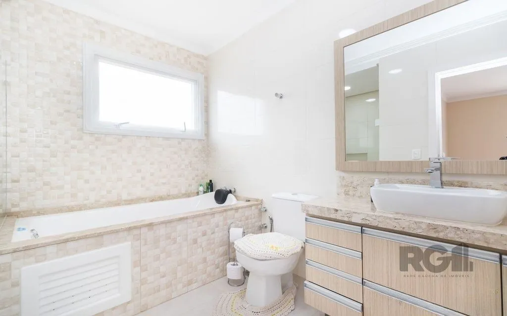 Imagem Excelente casa de 254m² com 4 dormitórios sendo 3 suítes.