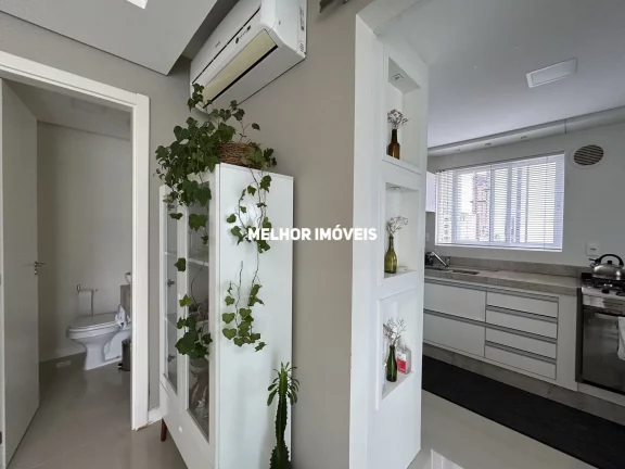 Imagem Apartamento á venda mobiliado e decorado, com 3 dormitórios e 2 vagas de garagem no centro de Balneário Camboriu