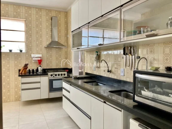 Imagem Localizado em uma torre única, este excelente apartamento oferece vista permanente para a charmosa ...