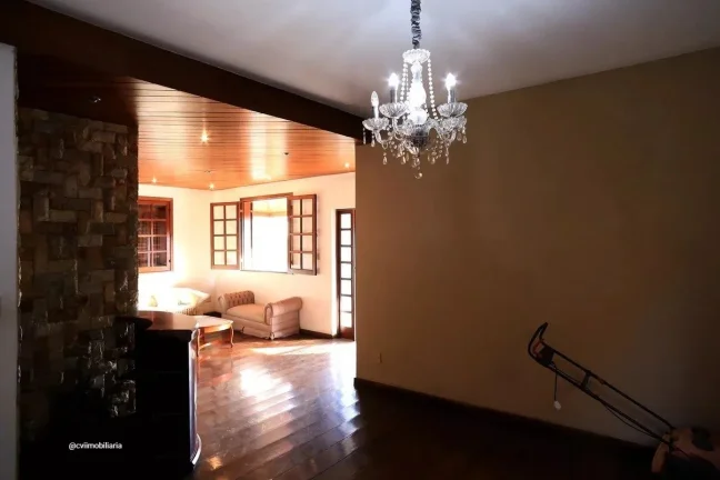 Imagem Casa com aproximadamente 200m² em um lote de 360m² de área, ideal para quem busca espaço, confor...